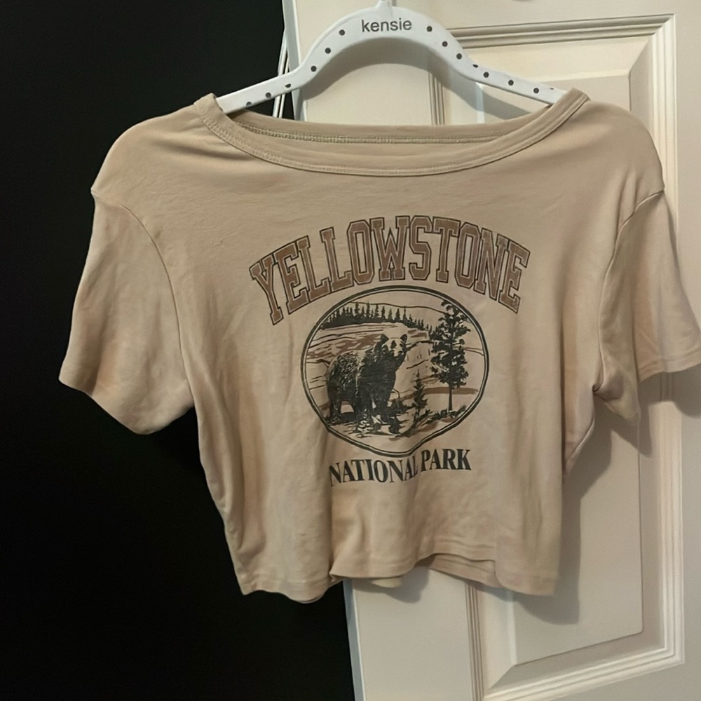 Fifth Sun Cropped Beige Yellowstone Tee, Size Large